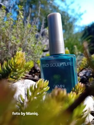 332 Sapphire Whisper - Tmavě tyrkysově modrá inspirovaná záhadnou září safírů