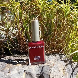 334 Garnet Nior smyslná, tmavě červená barva evokující vášeň a intenzitu granátů